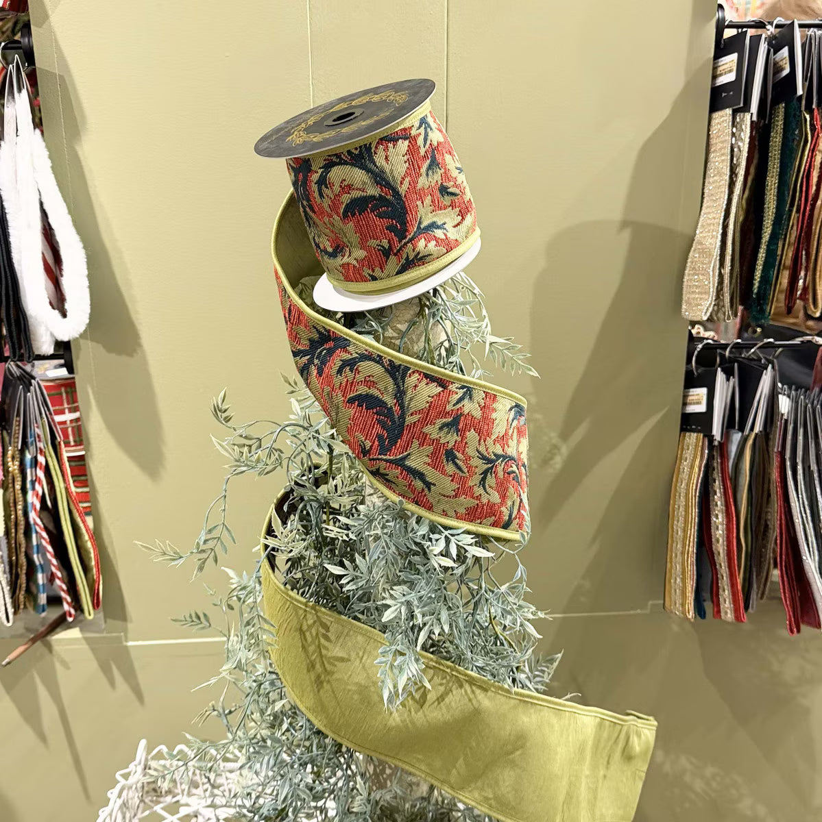 Acanthus Jacquard Red/Apple/Green Ribbon 4x5